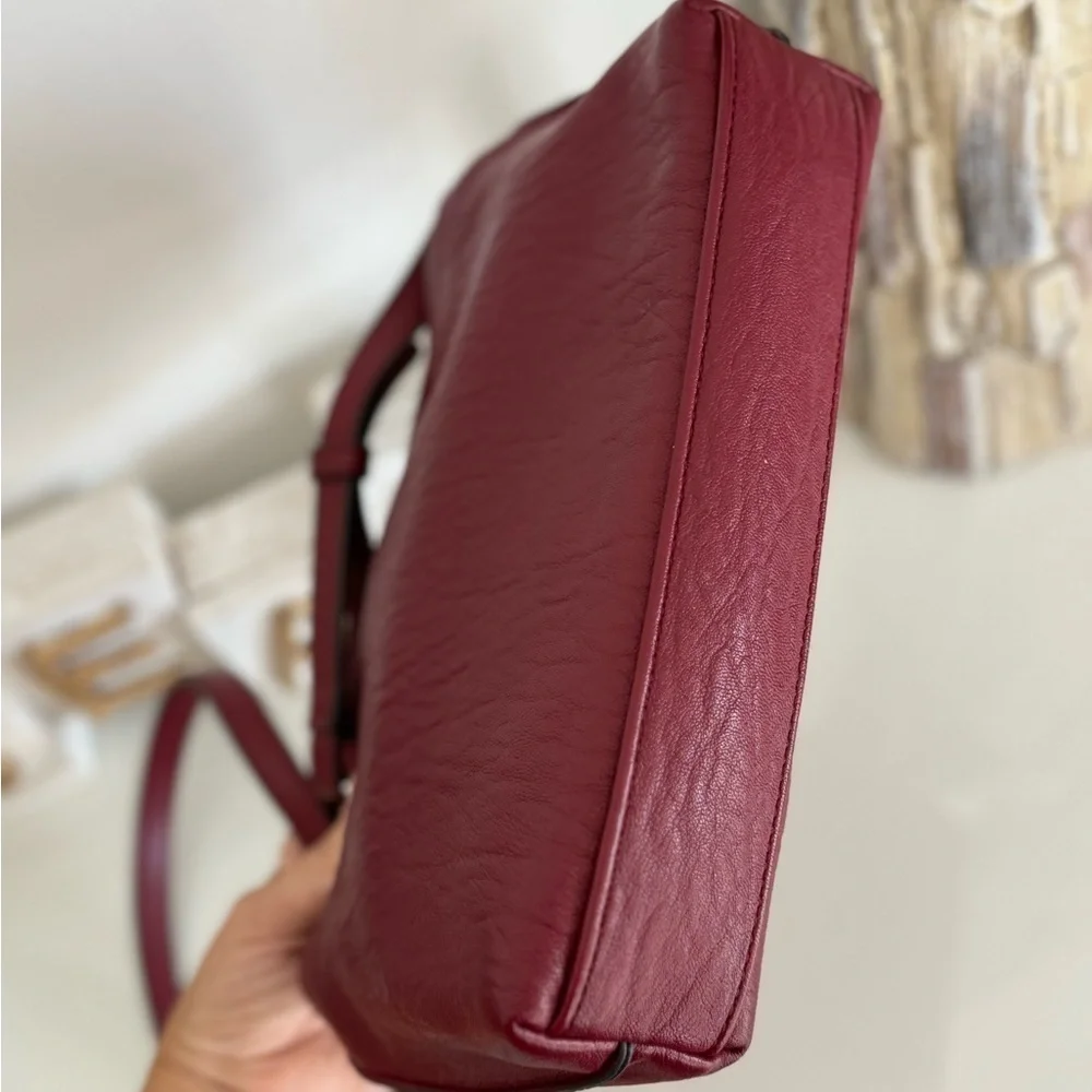 Calvin Klein Crossbody in Currant – Stylish & Functional